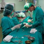 Medizinisches Team Durchführung von Operationen auf einer jungen Patientin Lizenzfreie Bilder - 12528837