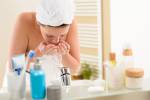 Woman Waschen des Gesichts mit Wasser Ã¼ber Waschbecken Lizenzfreie Bilder - 14972450