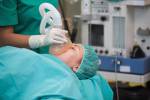 Nurse Putting eine Sauerstoffmaske in Operationssaal Lizenzfreie Bilder - 16207136