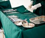medizinische Instrumente mit Chirurgen Hand in OP-Saal Lizenzfreie Bilder - 19639871