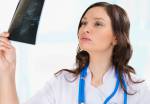 Weiblicher Doktor, der eine Hoden Ultraschall-Ergebnisse Lizenzfreie Bilder - 27004204