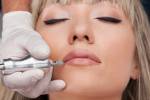 professionelle TÃ¤towierer macht Permanent Make-up. schÃ¶ne Frau, die TÃ¤towierung auf Gesicht Lizenzfreie Bilder - 27044316
