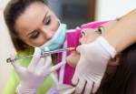 Nahaufnahme einer Frau Zahnarzt, der ihrem Patienten eine Anästhesie Injektion Lizenzfreie Bilder - 27127073