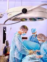 Teams Chirurg bei der Arbeit im OP-Saal. Lizenzfreie Bilder - 32826937