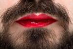 Mannes Mund mit roten Lippenstift auf den Lippen und braun Bart Lizenzfreie Bilder - 37868677