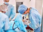 Team Chirurgen bei der Arbeit im OP-Saal. Blaue Uniform. Lizenzfreie Bilder - 38192243