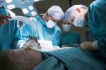 Drei Chirurgen mit einer Patienten - Lizenzfreie Bilder - 4446421