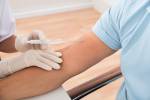 Nahaufnahme Der Doktor Injizierender Patient Mit Spritze Blut zu sammeln Lizenzfreie Bilder - 48644314
