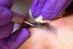 Permanent Make-up Kosmetikerin auf Augenbrauen Selektiver Fokus und seichte Tiefe des Feldes Anwendung Lizenzfreie Bilder - 53722006