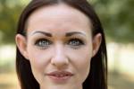 Attraktive BrÃ¼nette Frau mit schÃ¶nen grauen Augen und elfenhaften Eigenschaften aufmerksam in die Kamera mit geÃ¶ffneten Lippen, close beschnitten Gesicht PortrÃ¤t oben drauÃŸen Lizenzfreie Bilder - 61803916