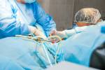 Prozess der gynäkologischen Chirurgie Betrieb mit laparoskopischen Geräten. Lizenzfreie Bilder - 71324462