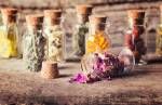 Naturmedizin. Kräuter in Flaschen auf hölzernen Hintergrund. Lizenzfreie Bilder - 46077105