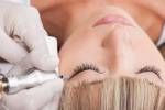 professionelle Tätowierer macht Permanent Make-up. Schöne Mädchen mit geschlossenen Augen Lizenzfreie Bilder - 27044288