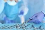 Krankenschwester Hand nehmen chirurgisches Instrument zur Gruppe von Chirurgen im Hintergrund arbeit Patienten in der chirurgischen Theater. Stahl medizinische Instrumente bereit, verwendet werden. Chirurgie und Notfallkonzept Lizenzfreie Bilder - 42