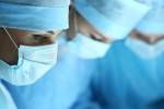 Drei Chirurgen bei der Arbeit, die in Operationssaal. Resuscitation Medizin Team Schutzmasken tragen Patienten zu retten. Chirurgie und Notfallkonzept. Chirurgie und Notfallkonzept Lizenzfreie Bilder - 42963538