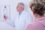 Ältere Frau mit Katarakt im Amt Optiker Lizenzfreie Bilder - 39588281