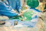 Doktor bereiten Ausrüstung für die perkutane tranluminal Koronarangioplastie Patienten zu operieren, die Herzkrankheit ist. Lizenzfreie Bilder - 70726197