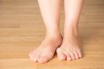 Hallux valgus, Hallux valgus in Fuß, Schmerzen in den Beinen, auf einem hölzernen Hintergrund Lizenzfreie Bilder - 55114416