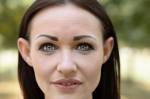 Attraktive Brünette Frau mit schönen grauen Augen und elfenhaften Eigenschaften aufmerksam in die Kamera mit geöffneten Lippen, close beschnitten Gesicht Porträt oben draußen Lizenzfreie Bilder - 61803916