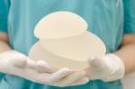 Silikon-Brustimplantaten für Brustvergrößerung in der plastischen Chirurgie Lizenzfreie Bilder - 44134667