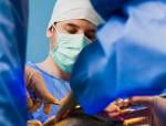 Chirurgen in der Notaufnahme im Team arbeiten. Lizenzfreie Bilder - 51679990