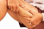 Fat Oberschenkel Cellulite von der Frauen mittleren Alters. Lizenzfreie Bilder - 46949290