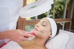 Ruhige Brünette immer Mikro Dermabrasion von Kosmetikerin in dem Wellnessbereich Lizenzfreie Bilder - 28986955