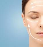 Schönheit, Menschen, Hautpflege und plastische Chirurgie-Konzept - schöne junge Frau Gesicht mit Facelift Noten über blauem Hintergrund Lizenzfreie Bilder - 38941833